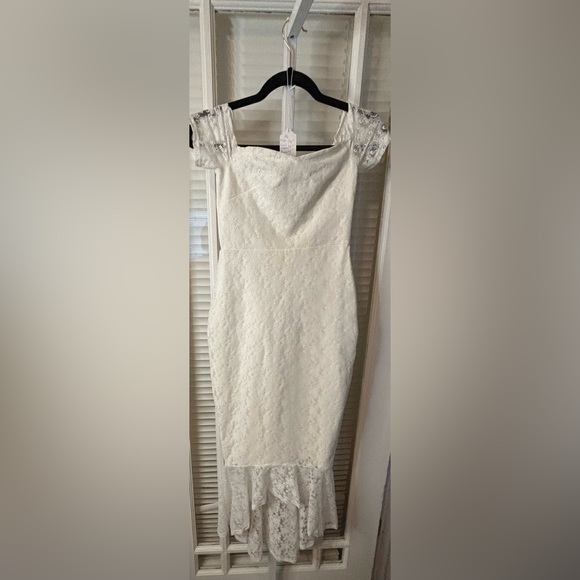 On or Off Shoulder Ivory/White Lace Lulus Wedding Dress-Size Extra Small - Picture 9 of 16